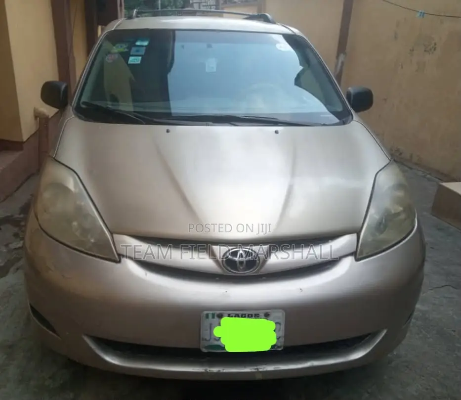 Toyota Sienna LE 2008 Gold