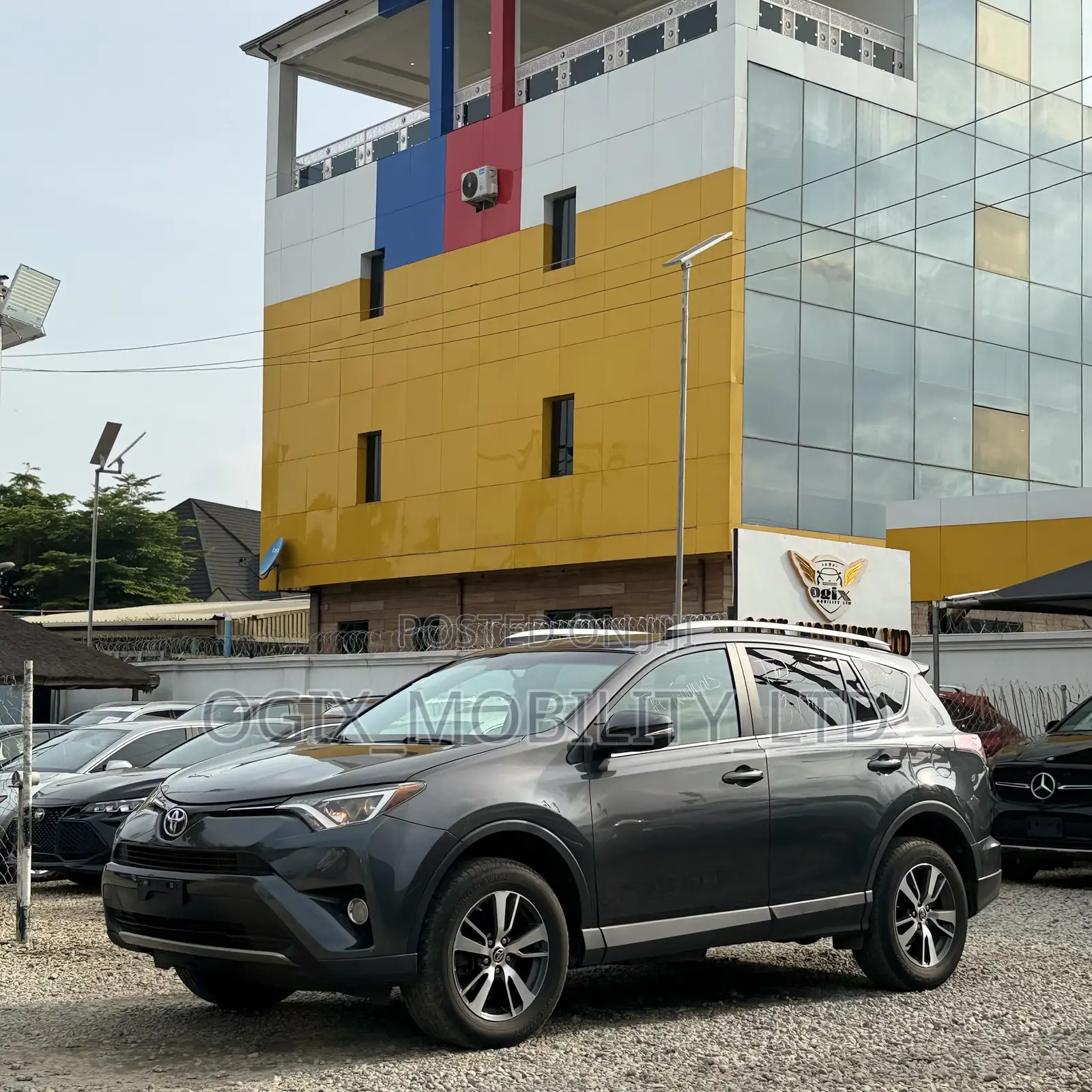 Toyota RAV4 XLE AWD (2.5L 4cyl 6A) 2017 Gray