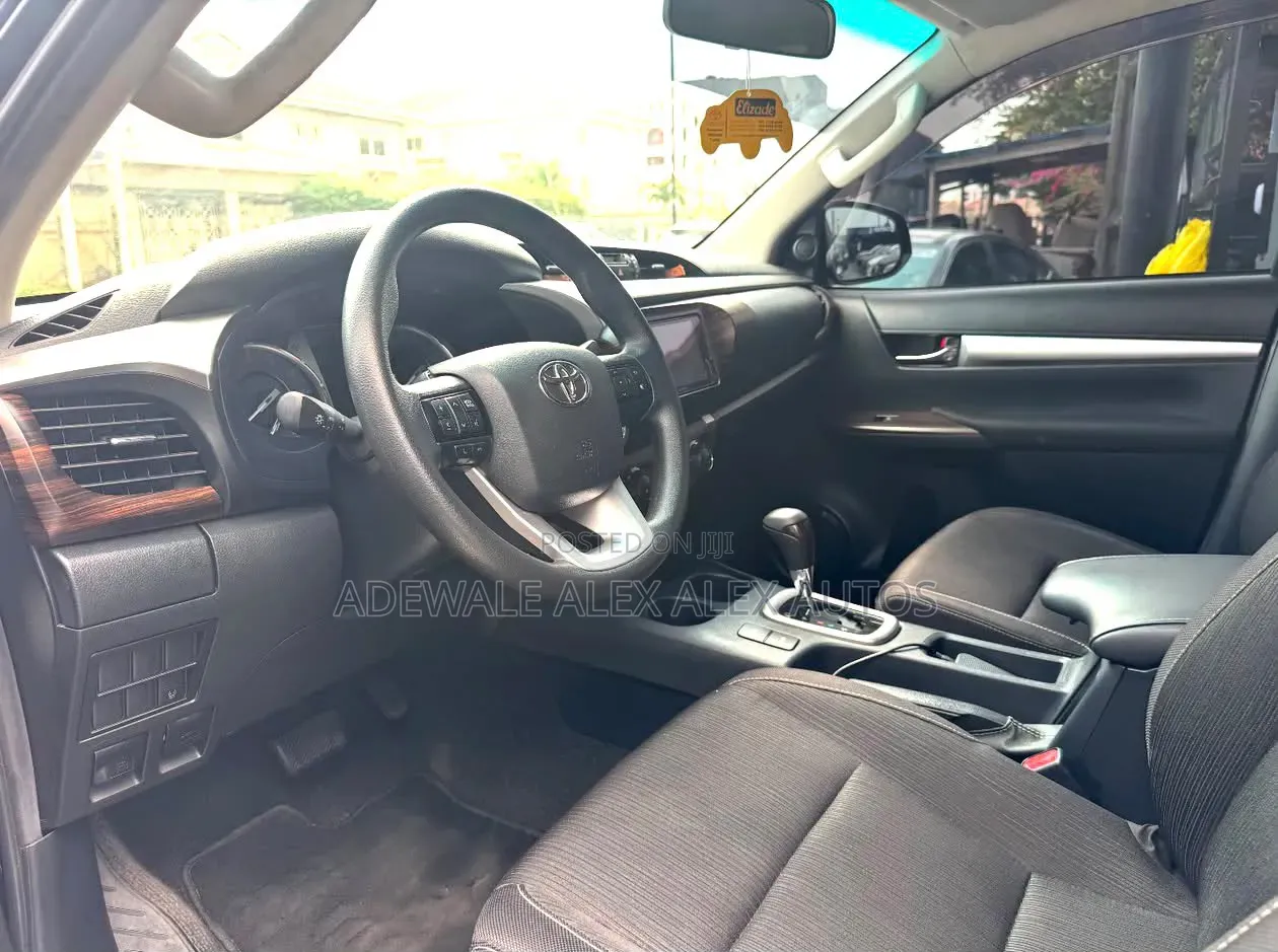 Toyota Hilux 2024 Black