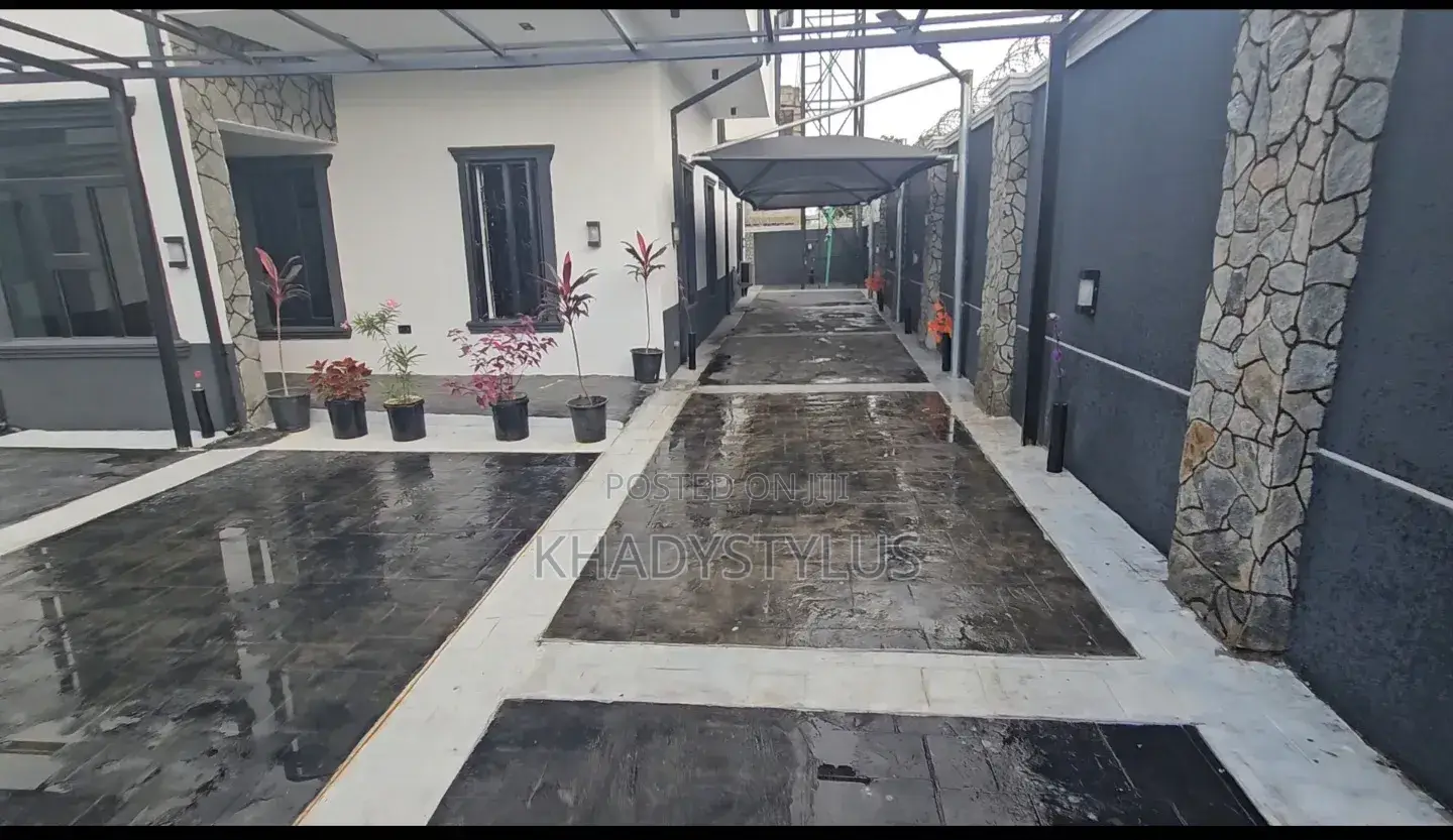 3bdrm Duplex in Ushafa for sale