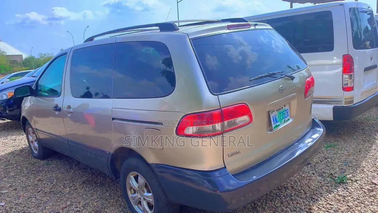 Toyota Sienna LE 2002 Gold