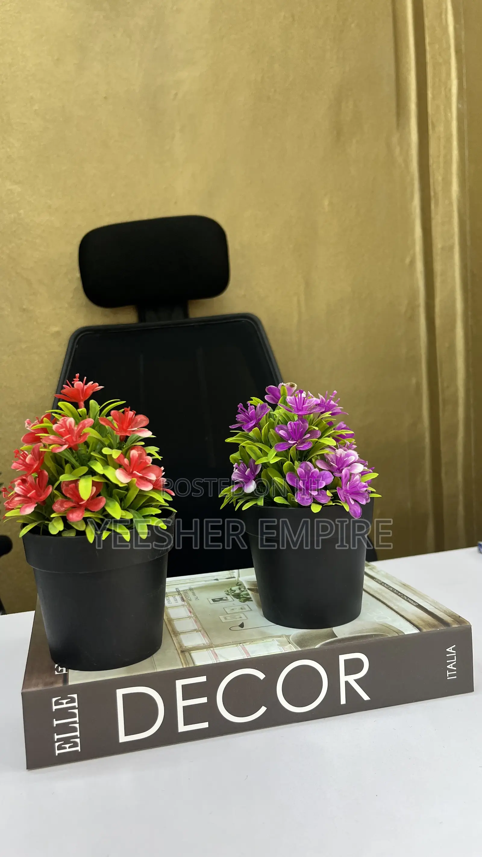 Table Flower in Black Vase