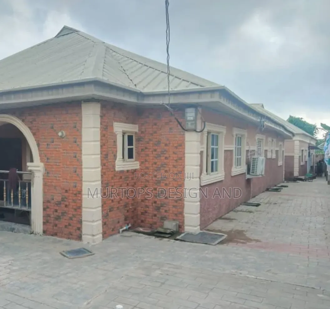 8bdrm Block of Flats in Oluyinka Ups Estate, Igbogbo for sale