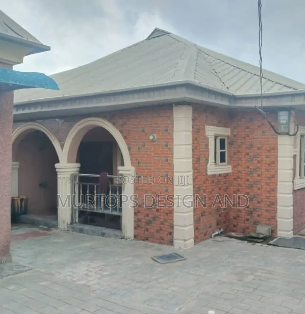 8bdrm Block of Flats in Oluyinka Ups Estate, Igbogbo for sale