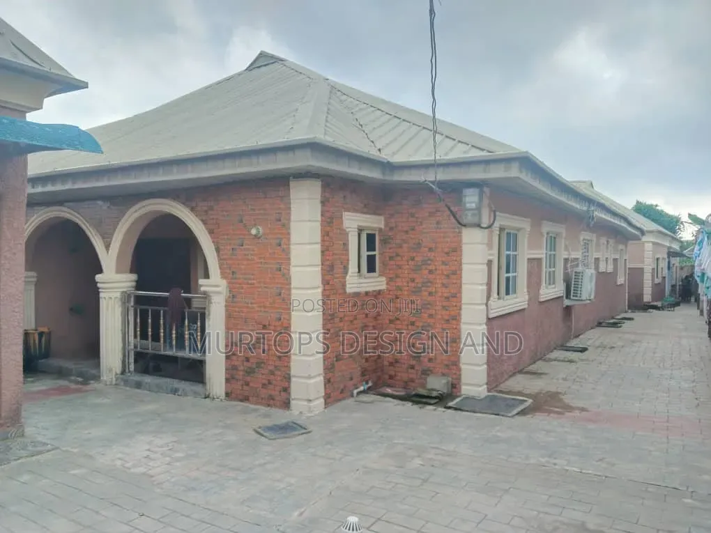8bdrm Block of Flats in Oluyinka Ups Estate, Igbogbo for sale