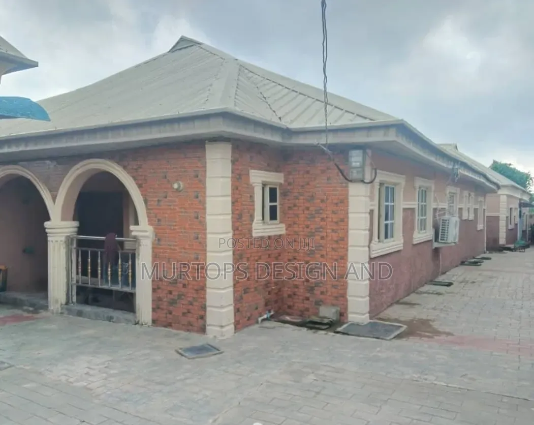 8bdrm Block of Flats in Oluyinka Ups Estate, Igbogbo for sale