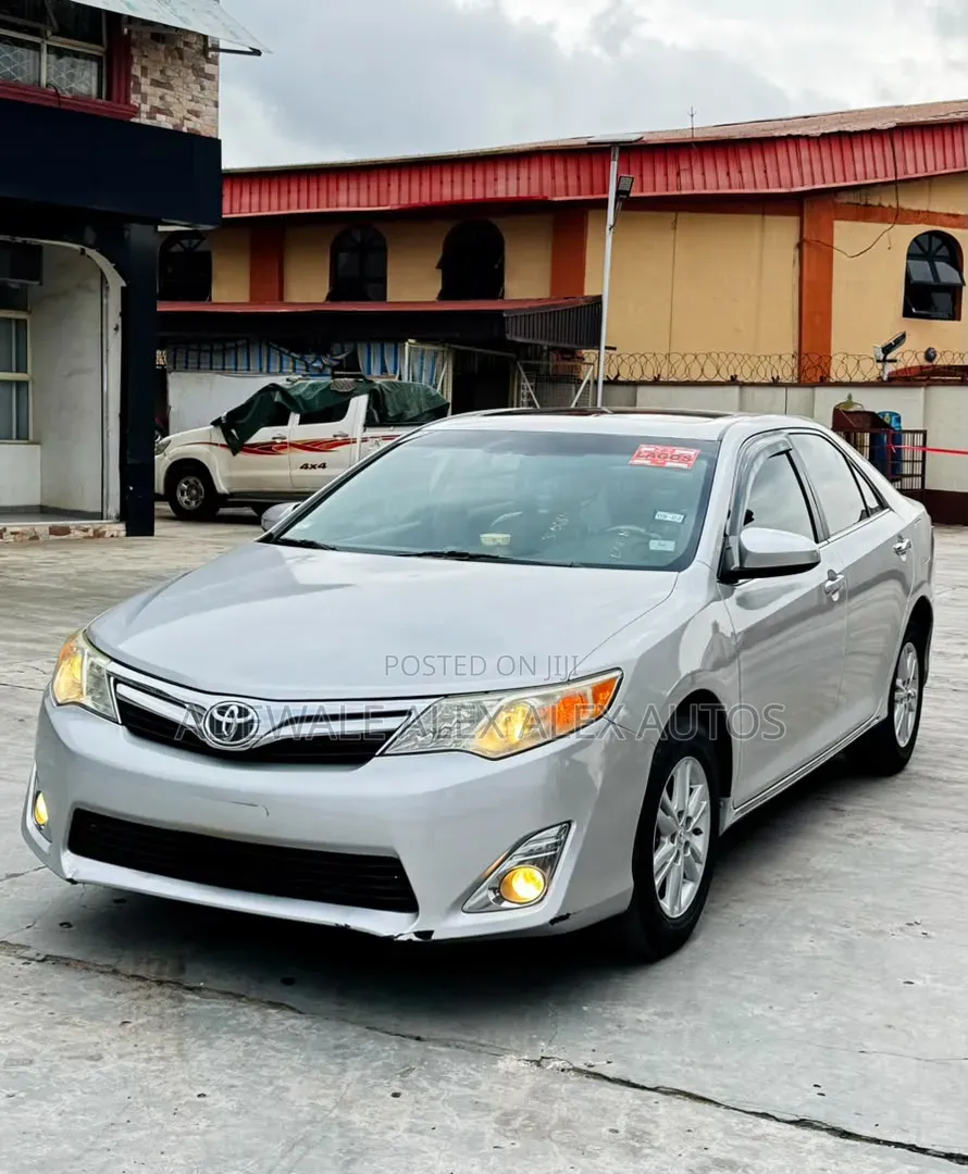 Toyota Camry XLE 4dr Sedan (2.5L 4cyl 6A) 2013 Silver