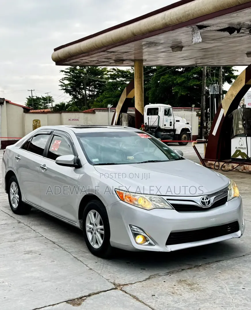 Toyota Camry XLE 4dr Sedan (2.5L 4cyl 6A) 2013 Silver