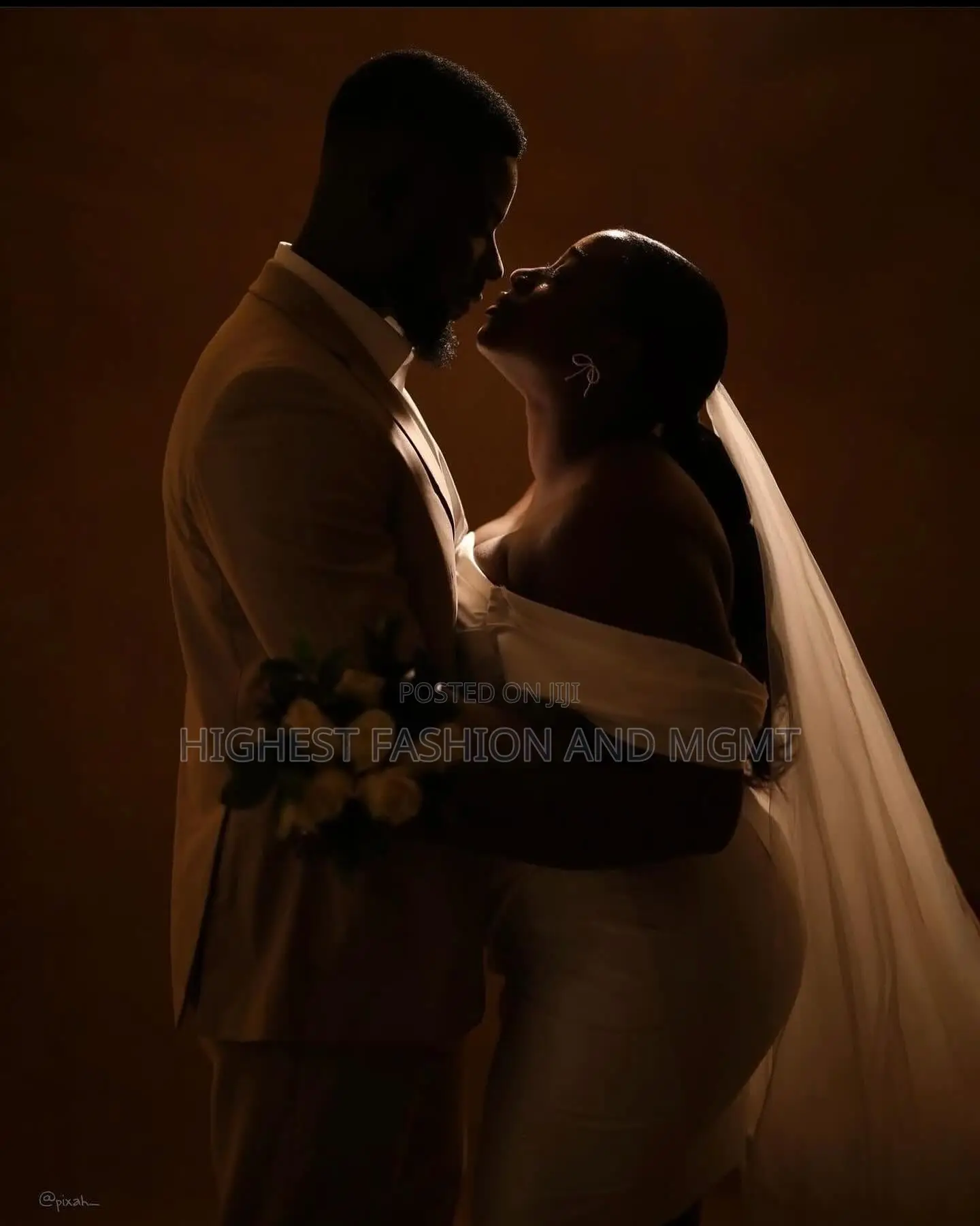 Off-Shoulder White Mini Bridal Dress With Veil Beige Groom’s Suit