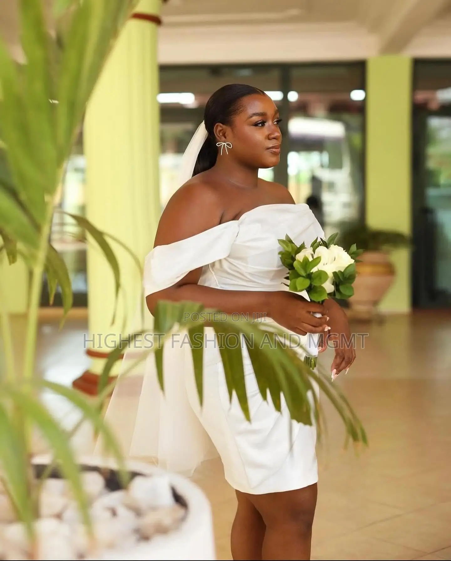 Off-Shoulder White Mini Bridal Dress With Veil Beige Groom’s Suit