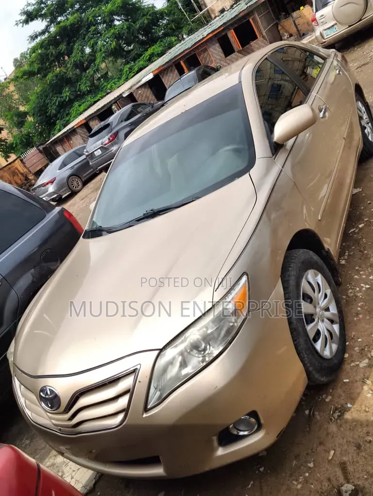 Toyota Camry 2010 Gold