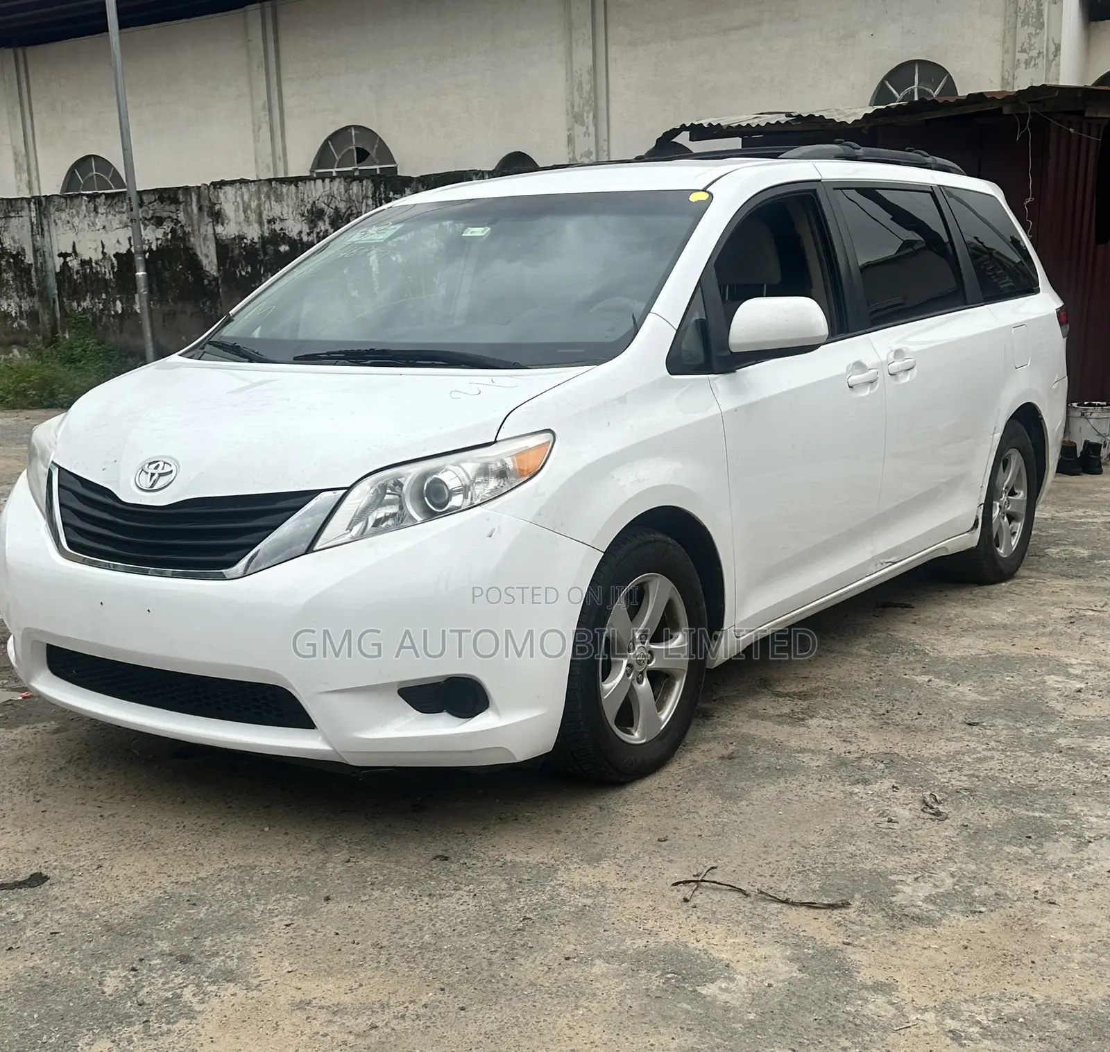 Toyota Sienna LE AWD 7-Passenger 2013 White