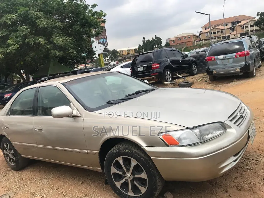 Toyota Camry 2000 Gold