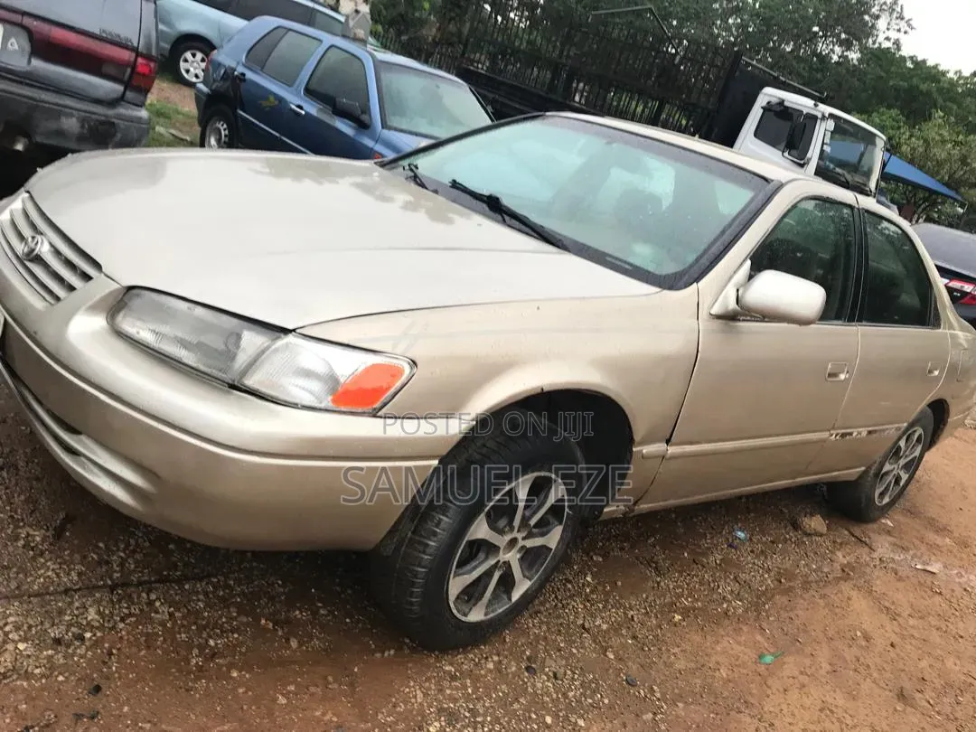 Toyota Camry 2000 Gold