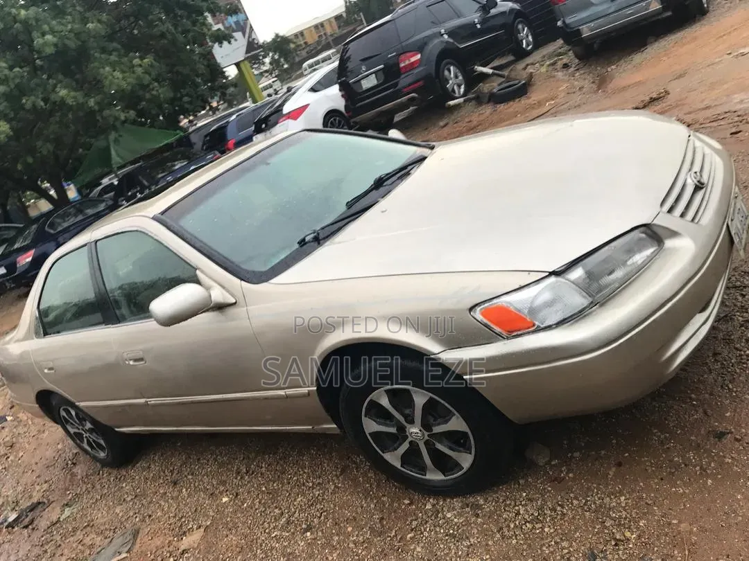 Toyota Camry 2000 Gold