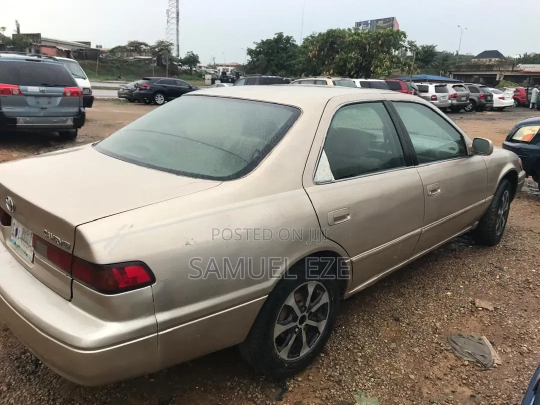 Toyota Camry 2000 Gold