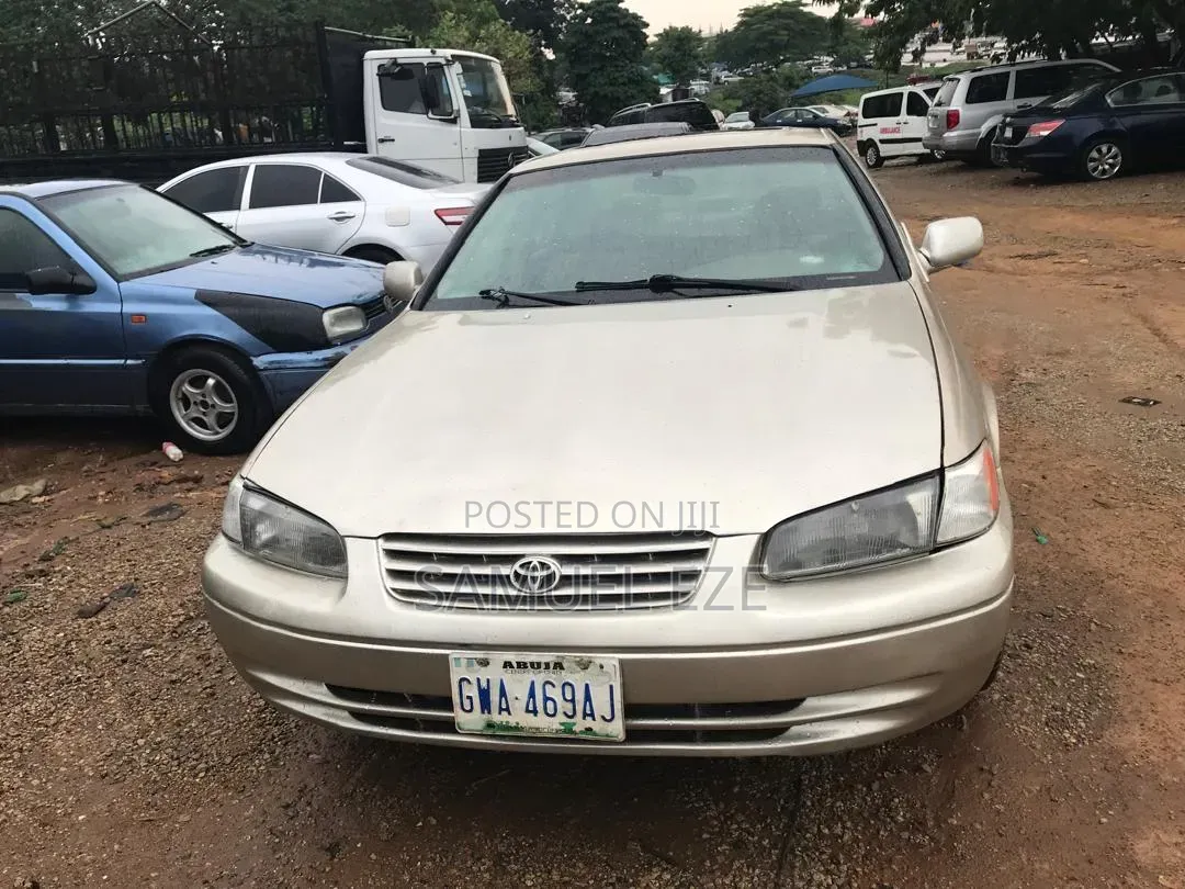 Toyota Camry 2000 Gold