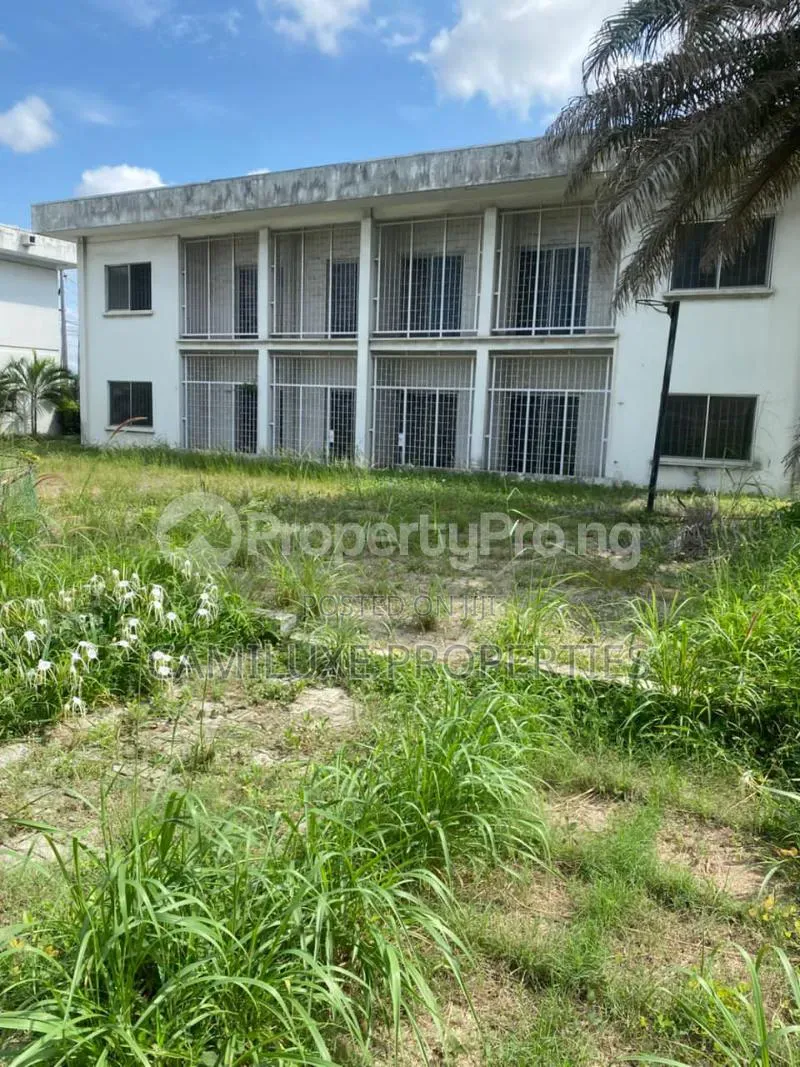 3bdrm Apartment in Eric Moore for sale