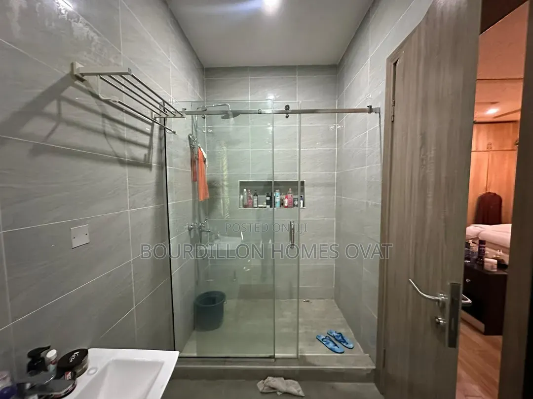 2bdrm Block of Flats in Lekki Phase 1 for rent
