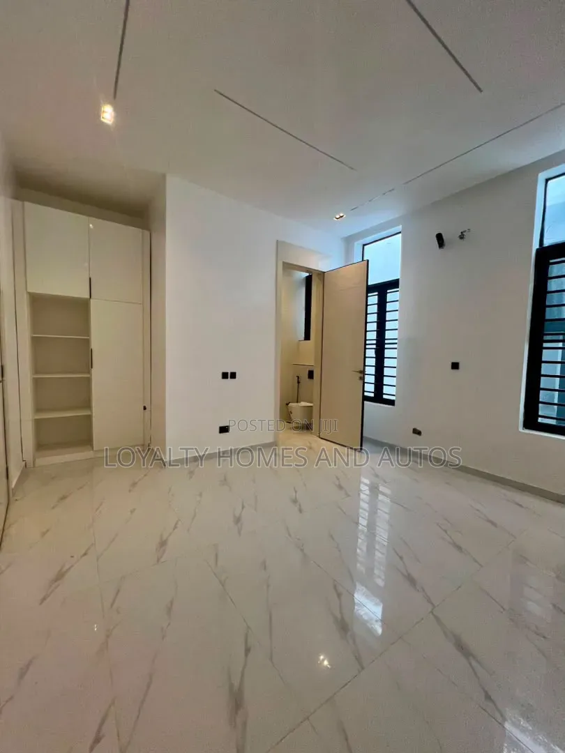 6bdrm House in Banana Island for sale