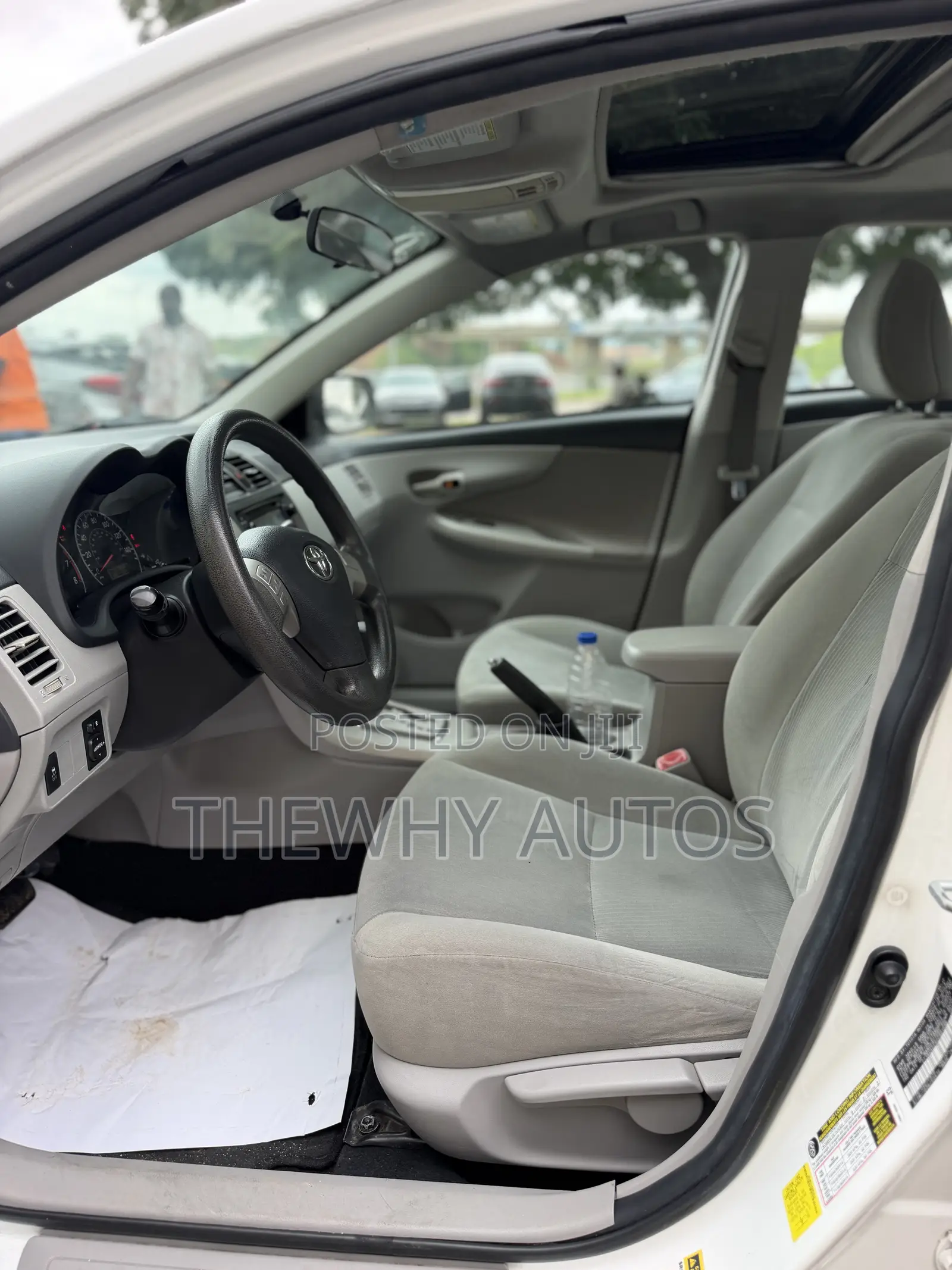 Toyota Corolla LE Special Edition 4dr Sedan (1.8L 4cyl 4A) 2013 White