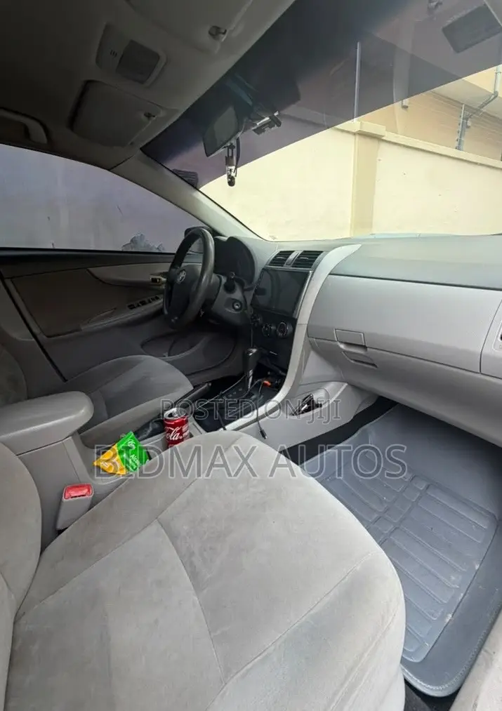 Toyota Corolla LE 4dr Sedan (1.8L 4cyl 4A) 2010 Gray