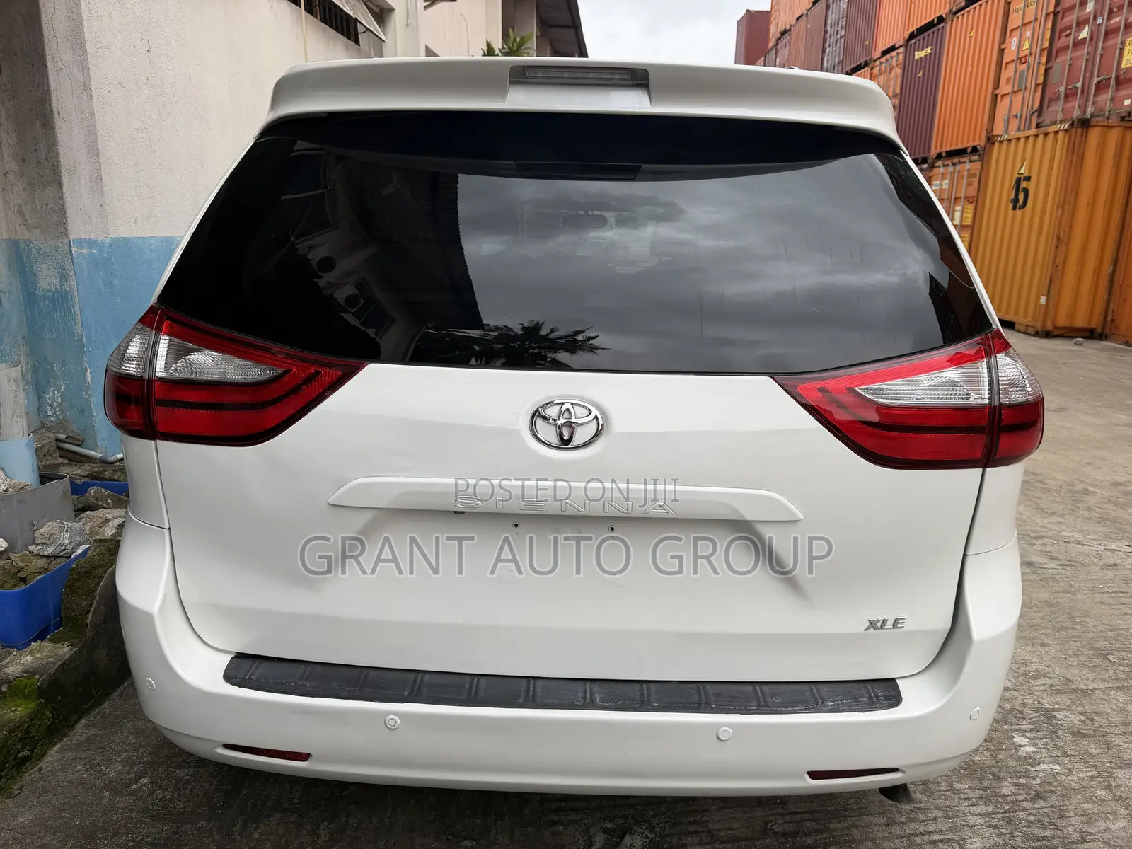 Toyota Sienna XLE Premium 8-Passenger 4dr Minivan (3.5L 6cyl 6A) 2015 White
