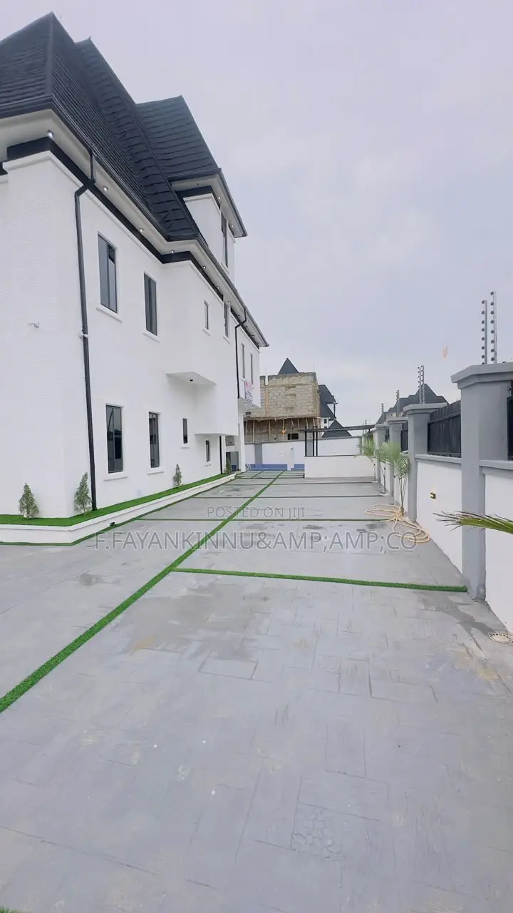 5bdrm Duplex in Dakwo District for sale