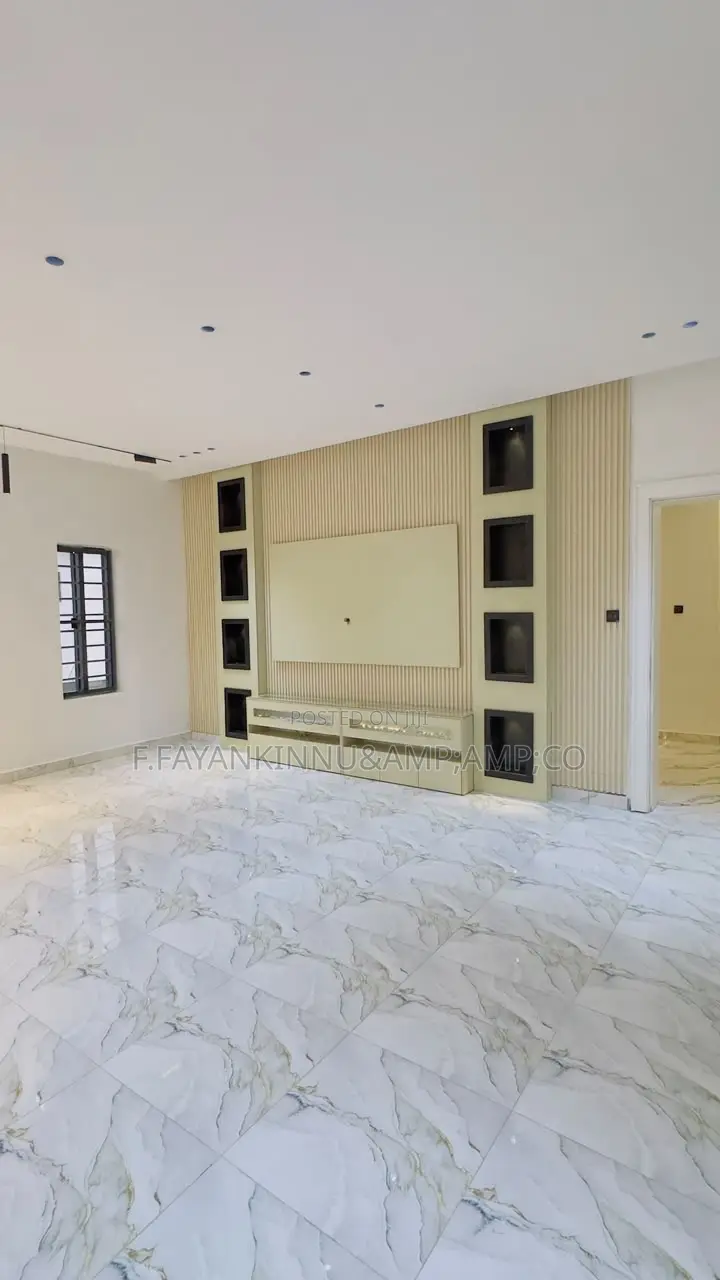 5bdrm Duplex in Dakwo District for sale