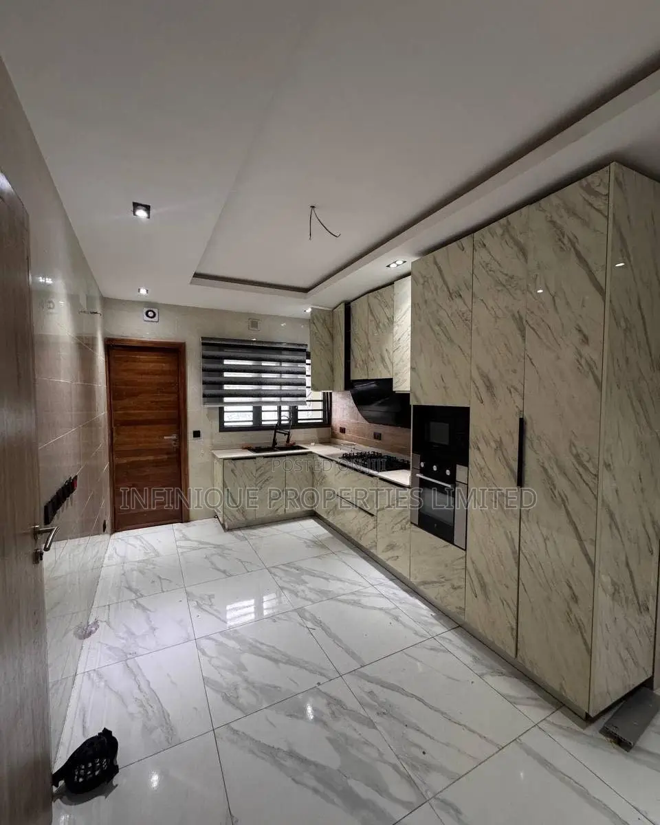 3bdrm Apartment in Lekki Phase 1 for rent