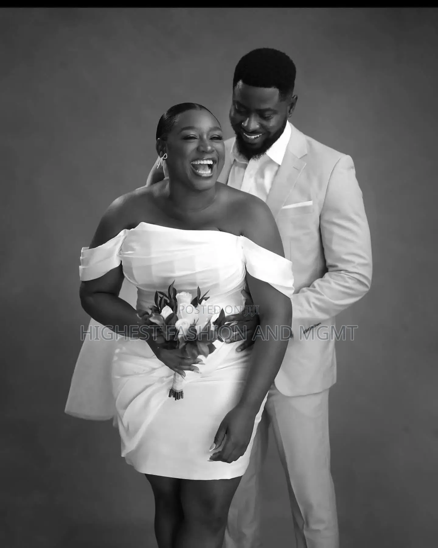 Off-Shoulder White Mini Bridal Dress With Veil Beige Groom’s Suit