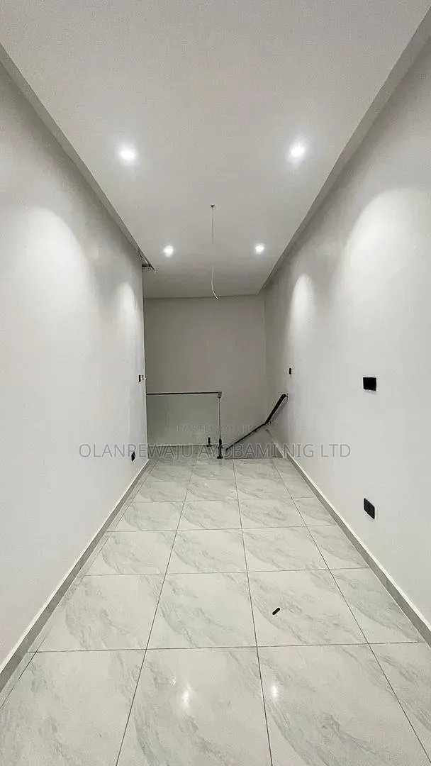 6bdrm Duplex in Chevron for sale