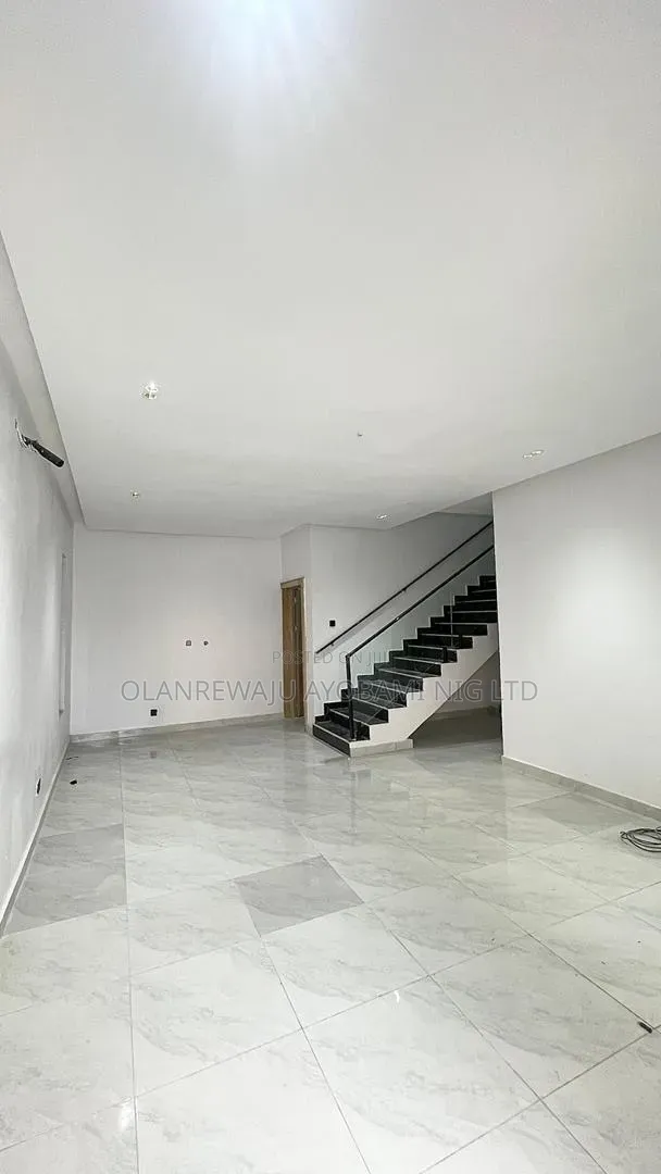 6bdrm Duplex in Chevron for sale