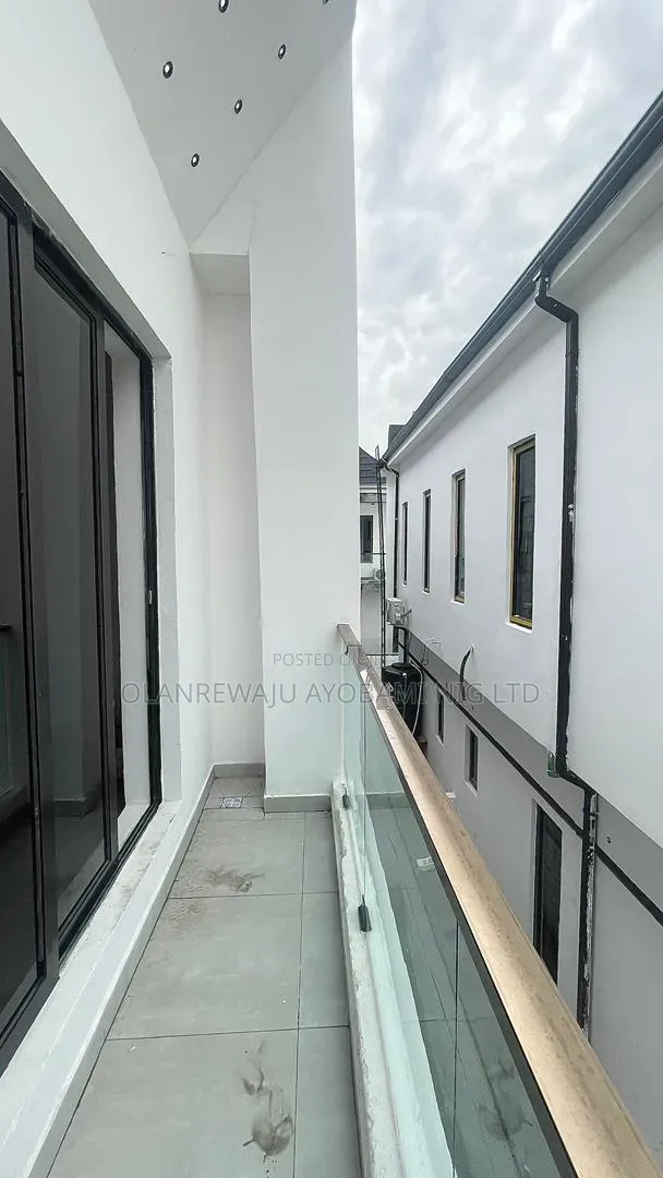 6bdrm Duplex in Chevron for sale