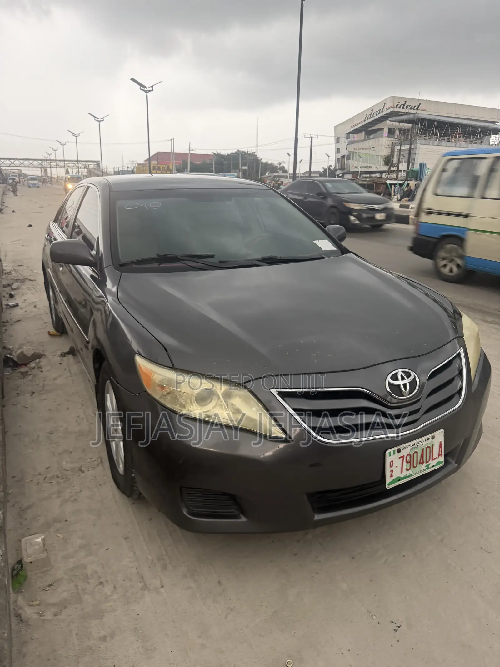 Toyota Camry LE 4dr Sedan (2.5L 4cyl 6A) 2011 Gray
