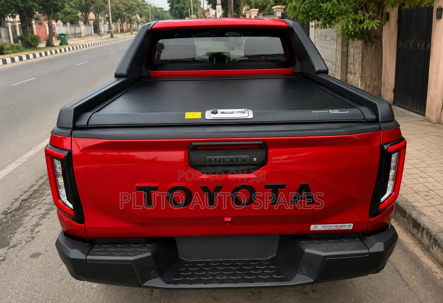 Retractable Tonneau Roller Cover and TRD Spoiler Hilux 2026