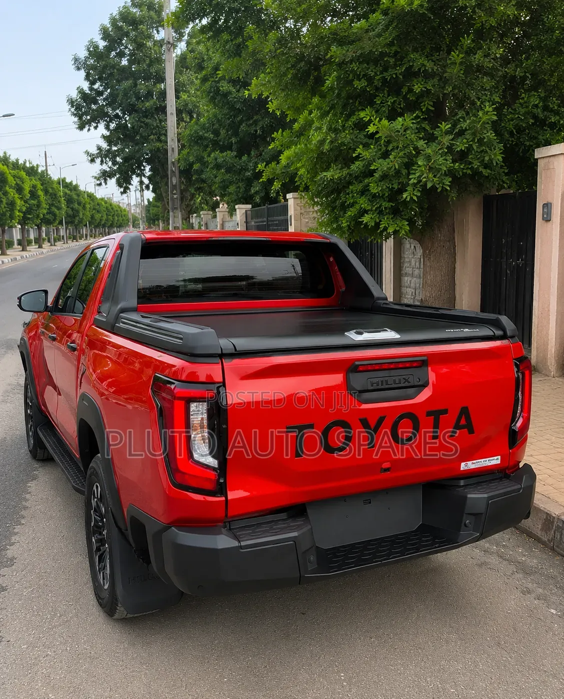 Retractable Tonneau Roller Cover and TRD Spoiler Hilux 2026
