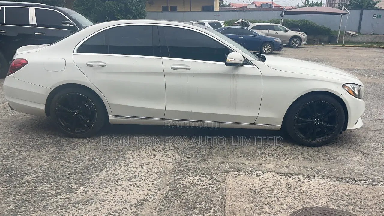 Mercedes-Benz C300 Luxury 4dr AWD 4Matic Sedan (2.0L 4cyl 7A) 2015