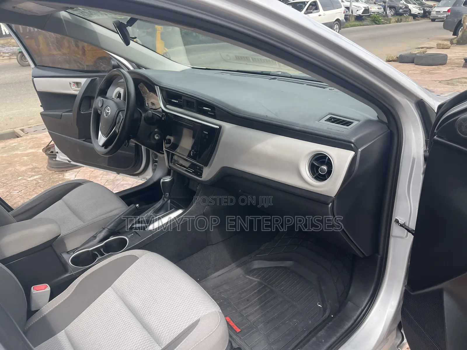 Toyota Corolla SE (1.8L 4cyl 2A) 2018 Silver