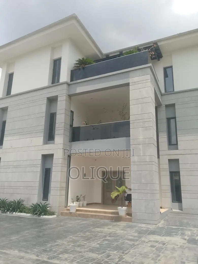 8bdrm Duplex in Maitama for sale