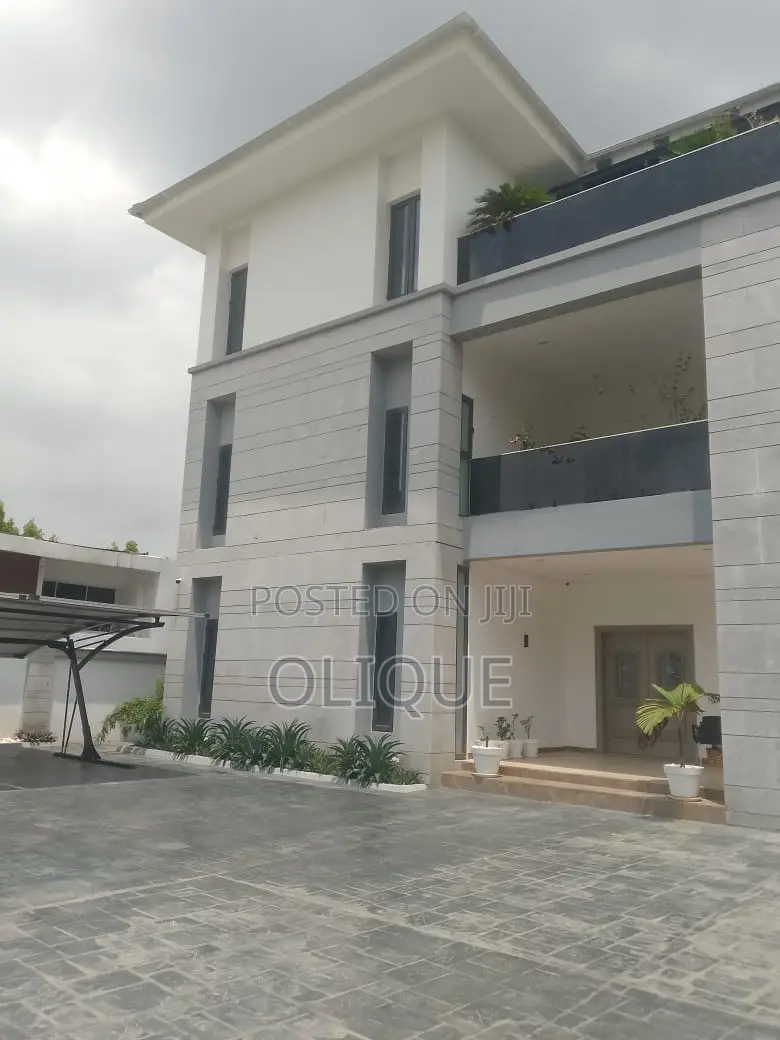8bdrm Duplex in Maitama for sale