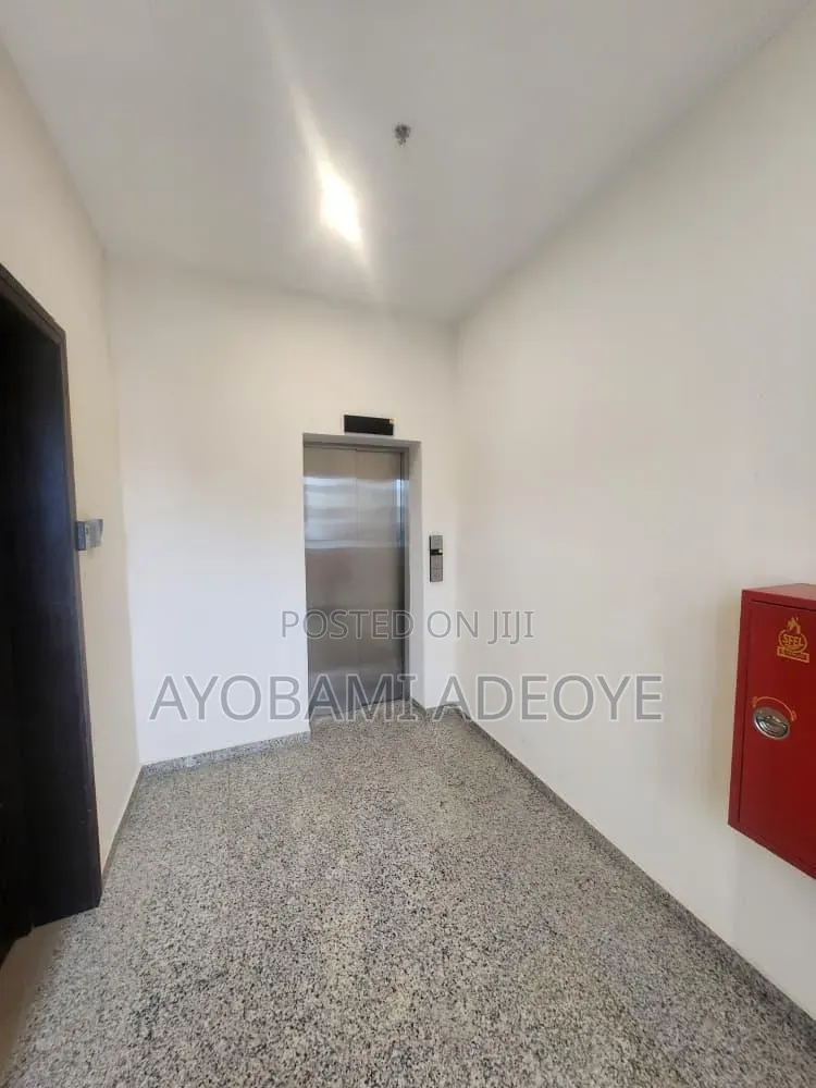 3bdrm Apartment in Oroke Drive, Old Ikoyi for rent