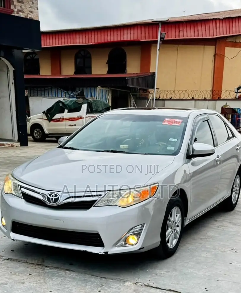 Toyota Camry XLE 4dr Sedan (2.5L 4cyl 6A) 2013 White