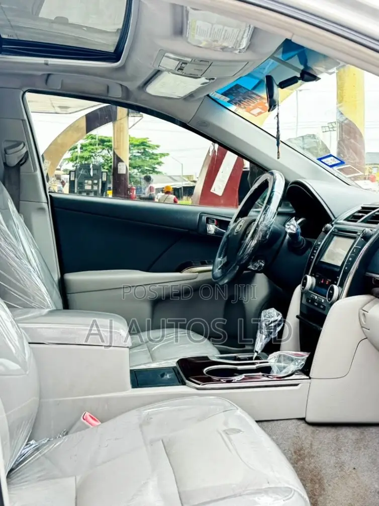 Toyota Camry XLE 4dr Sedan (2.5L 4cyl 6A) 2013 White