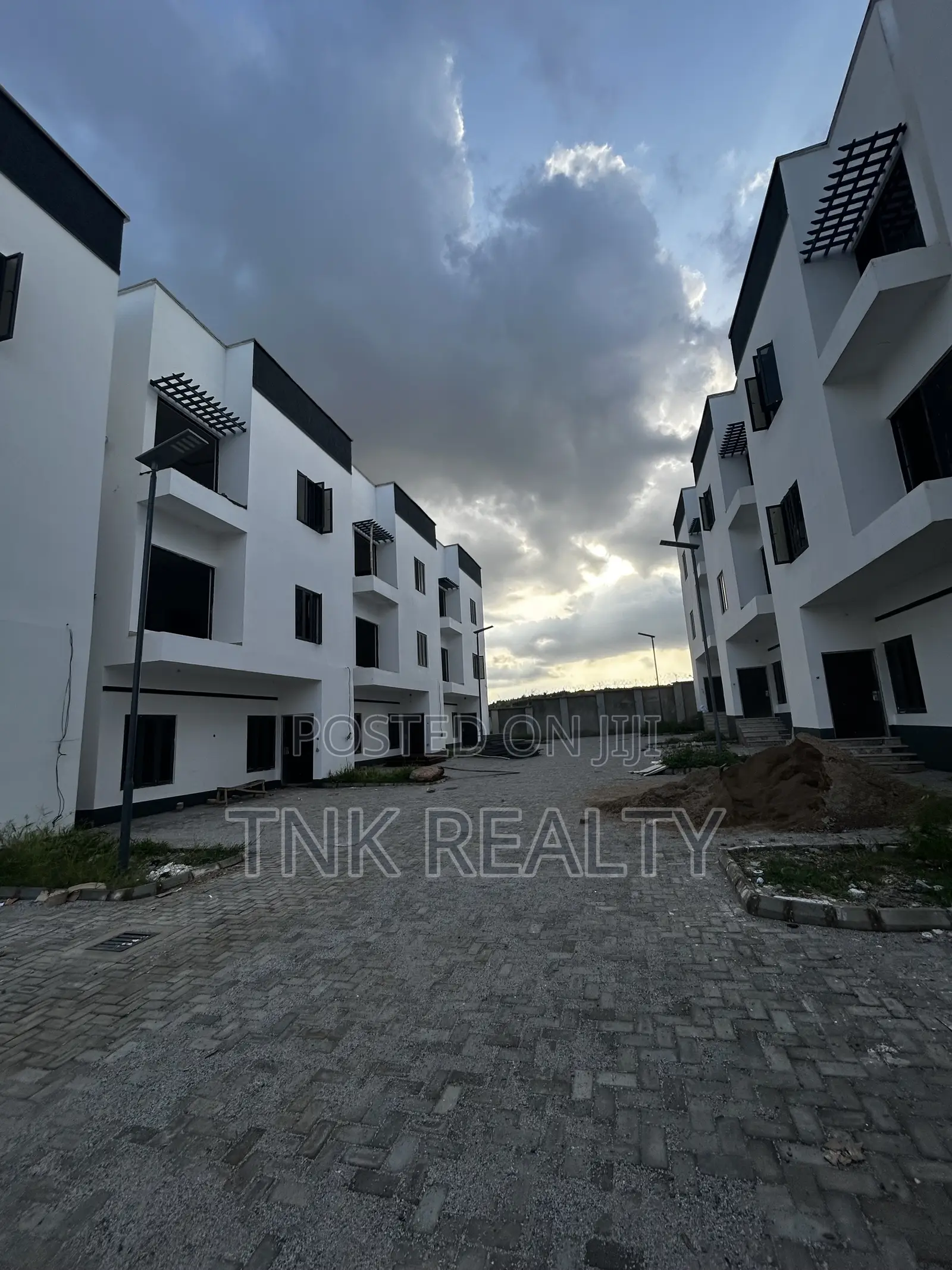Furnished 5bdrm Duplex in Jahi for sale