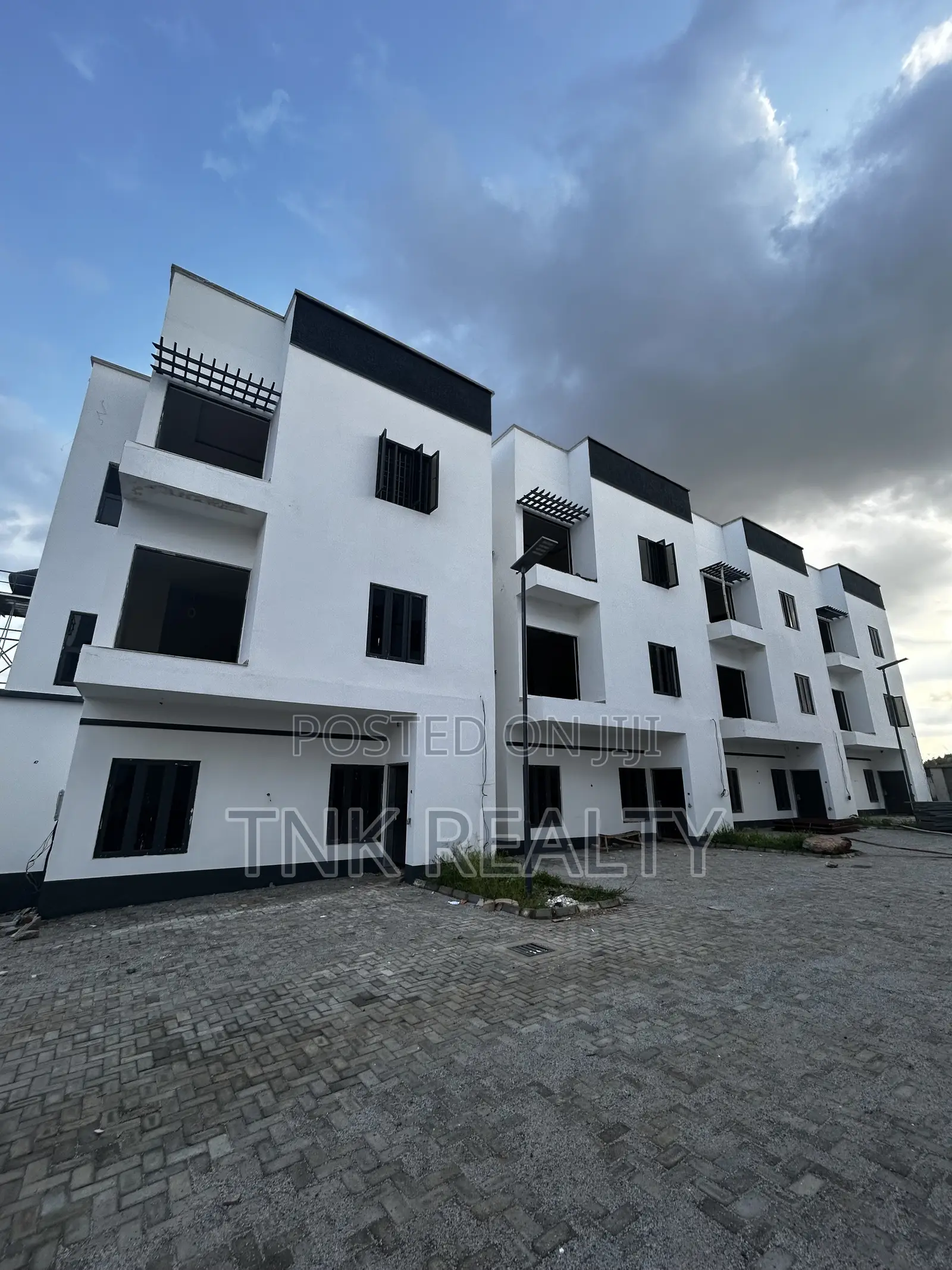 Furnished 5bdrm Duplex in Jahi for sale