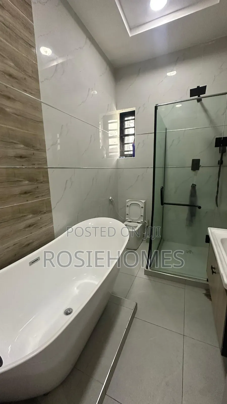4bdrm Duplex in Chevron for sale