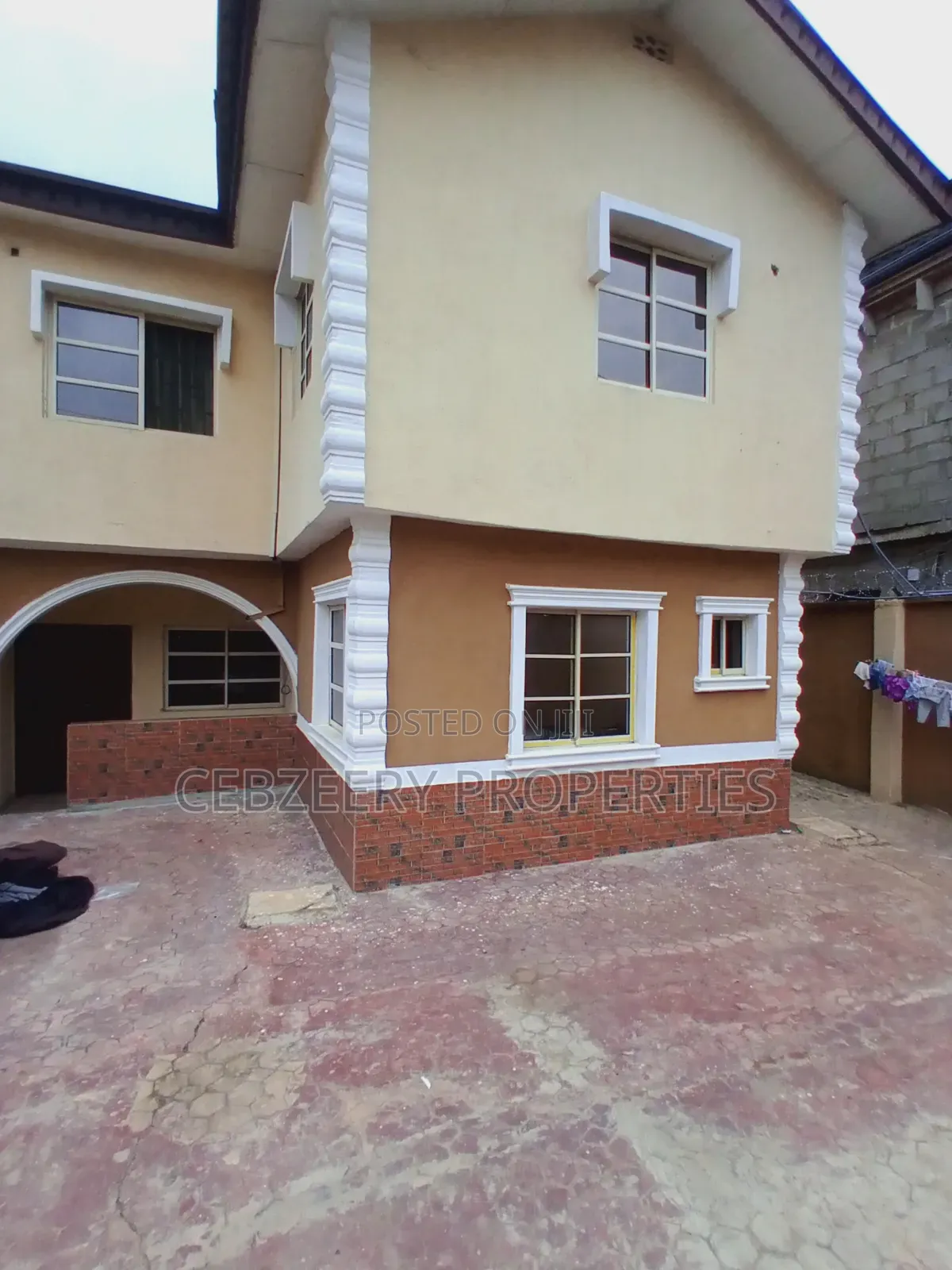 3bdrm Block of Flats in Unique Estate, Ifo for rent