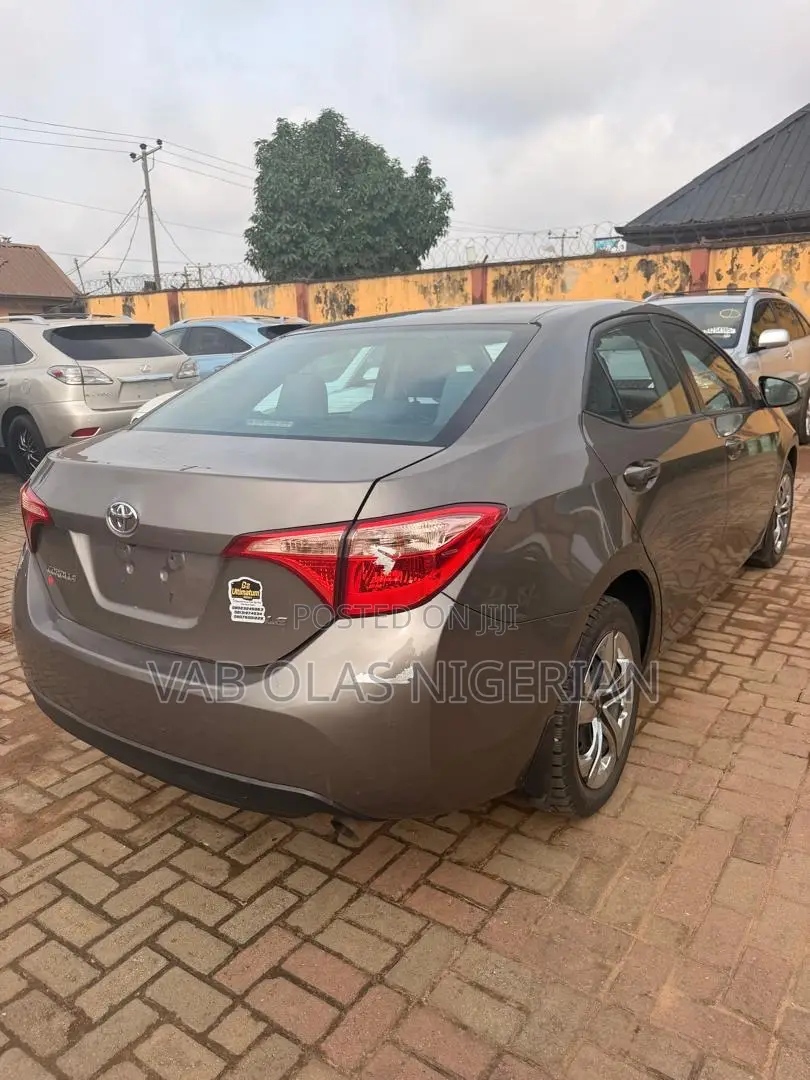 Toyota Corolla LE Eco (1.8L 4cyl 2A) 2018 Brown
