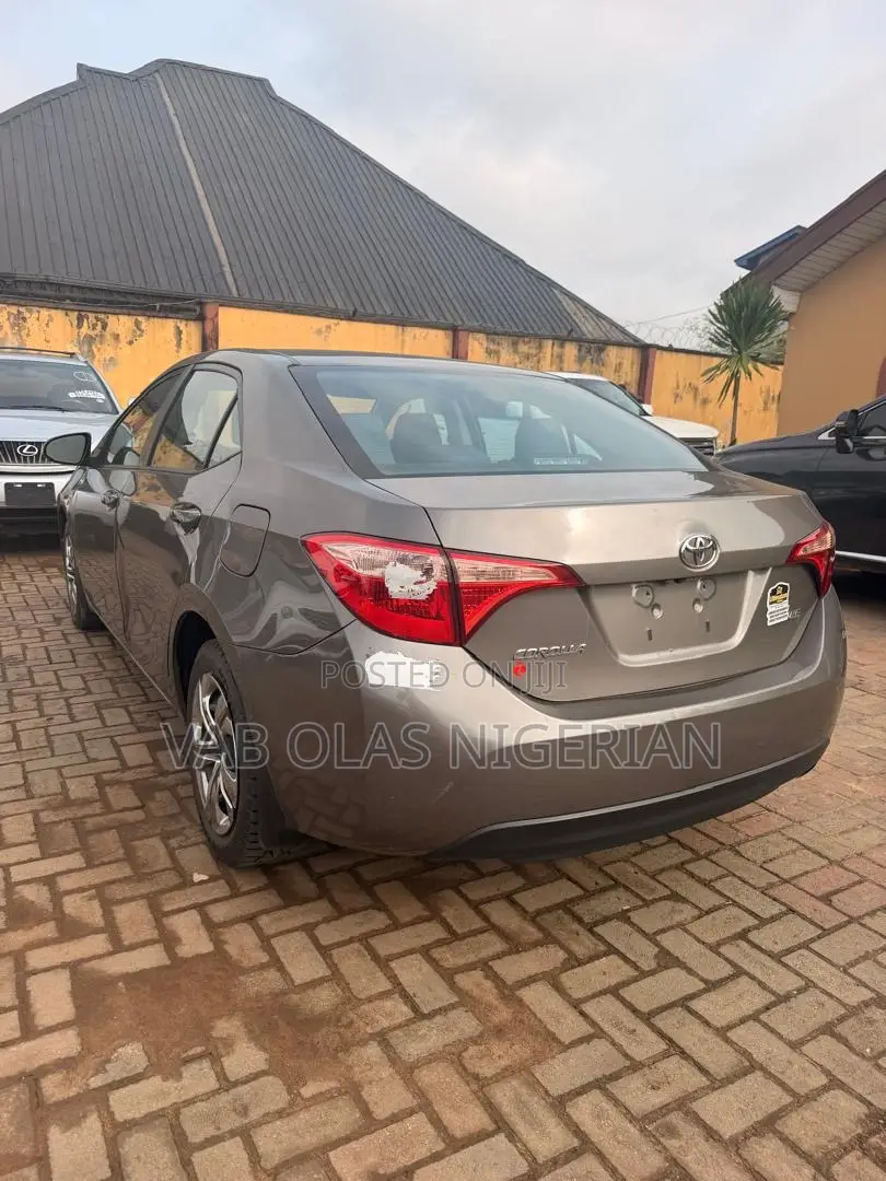 Toyota Corolla LE Eco (1.8L 4cyl 2A) 2018 Brown